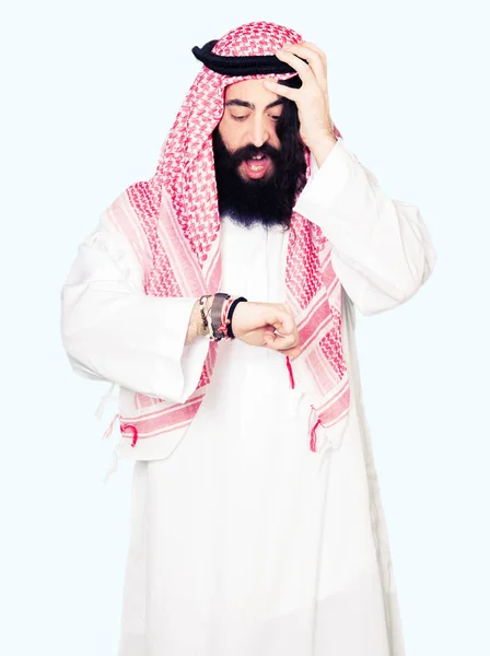 Arabian Affärsman Med Långt Hår Bär Traditionella Huvudbonaden Halsduk Looking — Stockfoto