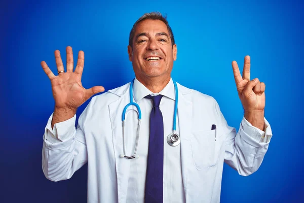 Soyutlanmış Mavi Arka Planda Steteskop Takan Yakışıklı Orta Yaşlı Doktor — Stok fotoğraf