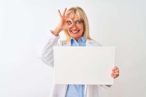 中世の科学者女性身に着けています眼鏡保持バナー上の隔離された白い背景とともに幸せな顔笑顔行いますOk Signとともに手で目を通して指 — ストック写真