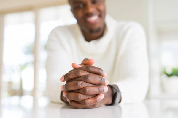 Gros Plan Des Mains Croisées Homme Africain Sur Table Souriant — Photo