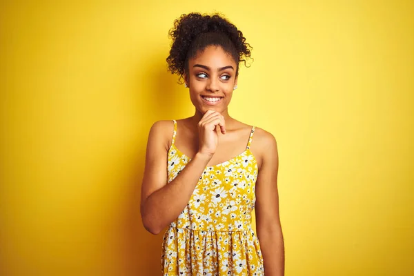 Afro Amerikaanse Vrouw Draagt Casual Bloemenjurk Staan Geïsoleerde Gele Achtergrond — Stockfoto