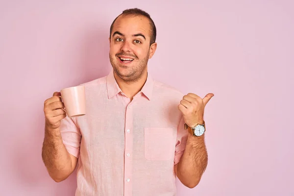 Jongeman Drinken Kopje Koffie Staan Geïsoleerde Roze Achtergrond Wijzen Tonen — Stockfoto