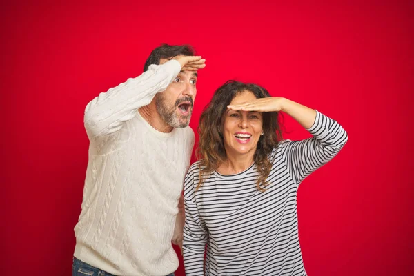 Belo Casal Meia Idade Vestindo Camisola Inverno Sobre Fundo Vermelho — Fotografia de Stock