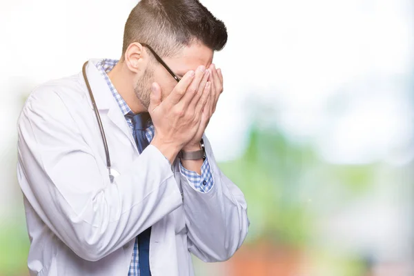 Guapo Joven Médico Sobre Fondo Aislado Con Expresión Triste Cubriendo — Foto de Stock