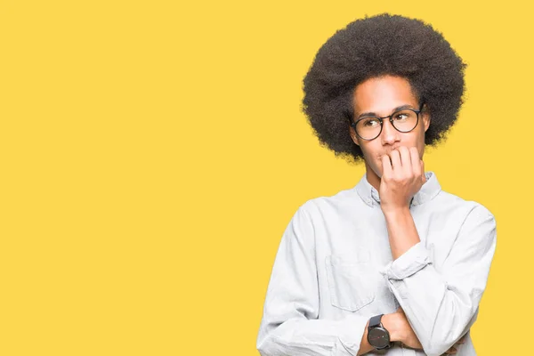 Unga Afroamerikanska Man Med Afro Hår Glasögon Ser Stressad Och — Stockfoto