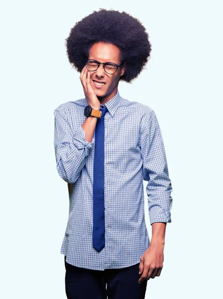 Jovem Homem Negócios Afro Americano Com Cabelo Afro Vestindo Óculos — Fotografia de Stock