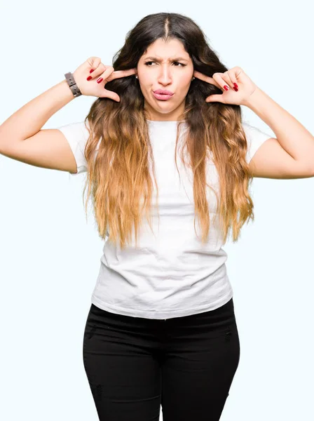 Jeune Belle Femme Portant Shirt Blanc Décontracté Couvrant Les Oreilles — Photo