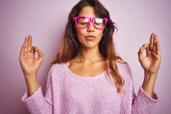 Молодая Красивая Женщина Модных Очках Стоящих Розовом Изолированном Фоне Расслабляется — стоковое фото