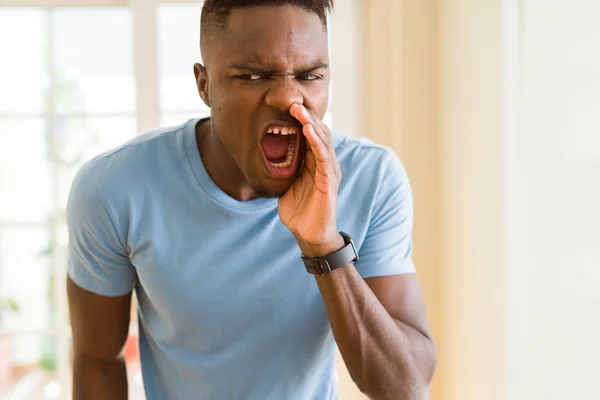 Uomo Afroamericano Che Grida Con Rabbia Urlando Eccitato Con Mano — Foto Stock