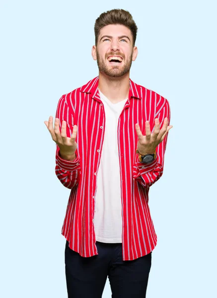 Joven Hombre Guapo Con Camisa Roja Loco Loco Gritando Gritando — Foto de Stock