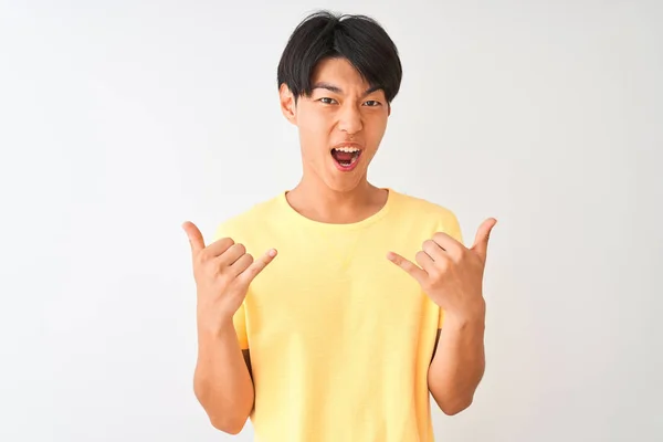 Homem Chinês Vestindo Camiseta Casual Amarela Sobre Fundo Branco Isolado — Fotografia de Stock