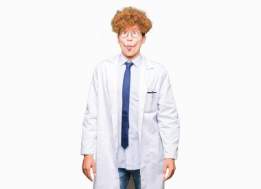 Giyen genç yakışıklı bilim adam dudaklı, çılgın ve komik bir jest yapma balık yüz gözlük. Komik ifade.