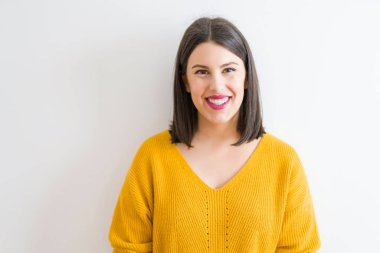 Güzel esmer genç kadın gülümseyen emin ve neşeli ov