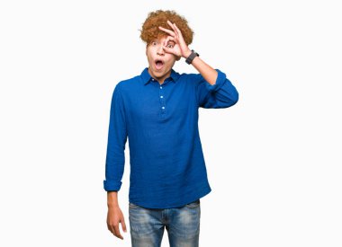 Afro saçlı Genç yakışıklı zarif adam sürpriz yüz ile şok ok jest yapıyor, göz parmaklar bakarak. İnanılmaz ifade.