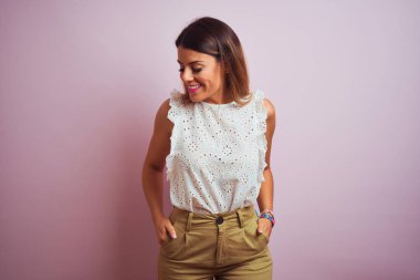 Beyaz tişört giyen genç, güzel İspanyol kadın.