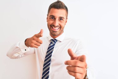Genç yakışıklı, zarif iş adamı izole edilmiş arka planda mutlu ve komik yüzlü parmakları kameraya doğrultuyor. İyi enerji ve titreşimler.