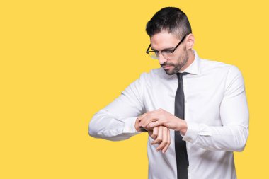 Kol saati, rahat ve kendinden emin zamanında kontrol izole arka plan üzerinde gözlük takan genç yakışıklı iş adamı