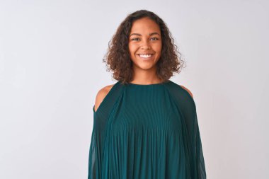 Genç Brezilyalı kadın yüzünde mutlu ve serin bir gülümseme ile izole beyaz arka plan üzerinde duran yeşil t-shirt giyiyor. Şanslı kişi.