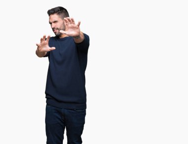 Üzerinde kazak giyen genç yakışıklı adam arka plan korkuyor ve korku ifade dur hareketi el ile ile dehşete şokta bağırarak izole. Panik kavramı.