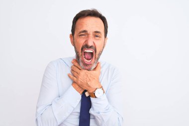 Orta yaşlı iş adamı zarif bir kravat takıp izole edilmiş beyaz arka planda durup bağırıyor ve boğularak ölüyor çünkü acı verici bir boğulma. Sağlık problemi. Boğulma ve intihar konsepti.