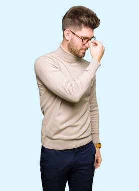 Burun ve göz yorgunluğu ve baş ağrısı duygu sürtünme yorgun gözlüklü genç yakışıklı iş adamı. Stres ve hayal kırıklığı kavramı.