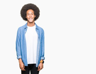 Bir mutlu ve serin afro saçlı genç Afro-Amerikan adam yüzünde gülümseme. Şanslı kişi.