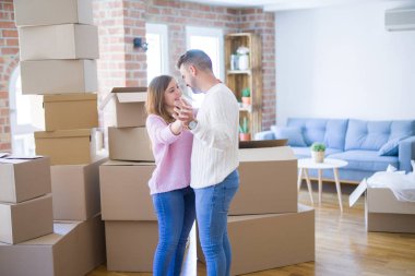 Yeni bir ev için çok mutlu gülümseyen yeni bir eve hareket dans kutluyor aşk genç güzel çift