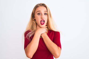 Kırmızı tişört giyen genç ve güzel bir kadın izole edilmiş beyaz arka planda durup bağırıyor ve boğuluyor çünkü acı verici bir boğulma var. Sağlık problemi. Boğulma ve intihar konsepti.