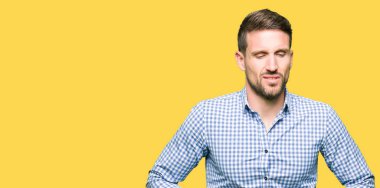 Çünkü mide üzerinde el ile mavi gözlü yakışıklı iş dostum hazımsızlık, ağrılı hastalık hasta hissediyor. Ağrısı kavramı.