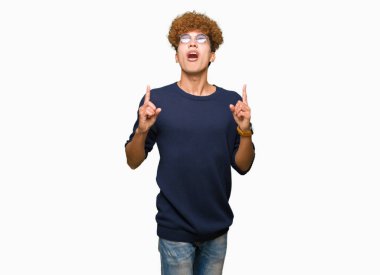 Afro gözlüklü genç yakışıklı adamla hayrete ve yukarıya bakıyor ve parmakları ile işaret ve silah kaldırdı şaşırttı.