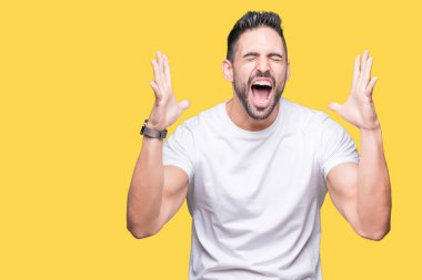 Üzerinde rahat beyaz t-shirt giyen genç adam arka plan deli kutluyor izole ve crazy arms ile başarı için kaldırdı ve heyecanlı çığlık gözler kapalı. Kazanan kavramı