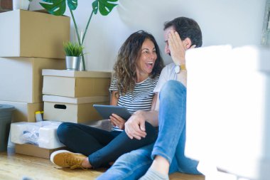 Orta yaş Senior romantik çift içinde aşk oturma üzerinde the Apartme