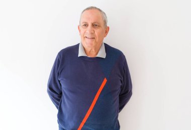 Yakışıklı orta yaş kıdemli neşeli, mutlu gülümseyen adam ve yerine koymak