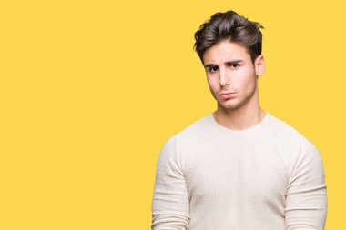 Yakışıklı delikanlı izole arka plan üzerinde depresif ve kızgın ve korkmuş ağlıyor sıkıntı için endişeleniyorum. Üzgün ifade.