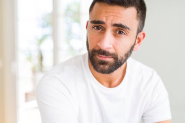 Yakışıklı adam rahat ve emin görünümlü