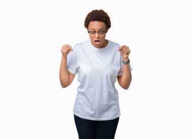 Güzel genç Afro-Amerikan kadın gözlük izole üzerinde işaretleme aşağı reklam, sürpriz yüz ve açık ağız gösterilen parmakları ile arka plan