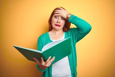 Sarı arka plan üzerine yeşil kitap okuyan genç, kızıl saçlı bir kadın kafa kafaya verip, utanç ve şaşkınlık dolu, sinirli ve hayal kırıklığına uğramış bir halde. Hata için korku ve üzüntü.
