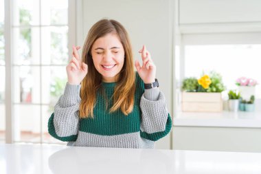 Güzel, iri yarı, sıradan çizgili süveter giyen, umut ve gözlerle gülümseyen genç bir kadın. Şans ve batıl inanç..