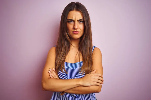 Ung Vacker Kvinna Bär Randig Klänning Stående Över Isolerade Rosa — Stockfoto