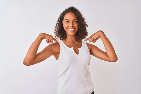 Mulher Brasileira Jovem Vestindo Camiseta Casual Sobre Fundo Branco Isolado — Fotografia de Stock