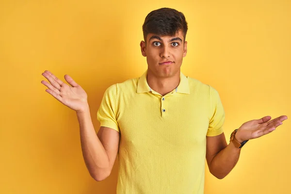 Homem Indiano Jovem Vestindo Pólo Casual Sobre Fundo Amarelo Isolado — Fotografia de Stock