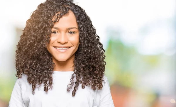 Joven Hermosa Mujer Con Pelo Rizado Usando Una Camiseta Blanca —  Fotos de Stock