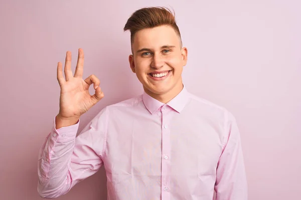 Jonge Knappe Zakenman Draagt Elegante Shirt Staan Geïsoleerde Roze Achtergrond — Stockfoto