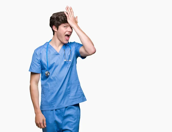 Giovane Medico Indossando Uniforme Medica Sfondo Isolato Sorpreso Con Mano — Foto Stock