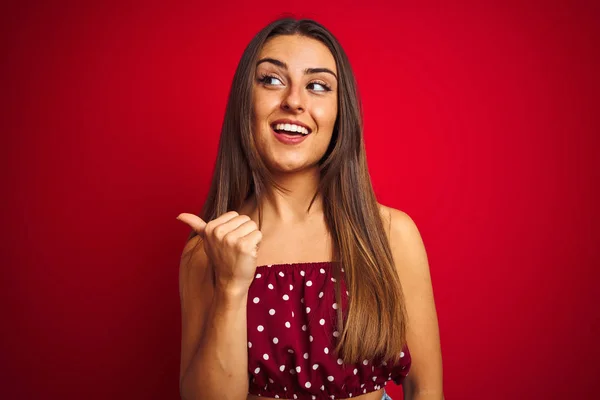 Jonge Mooie Vrouw Draagt Casual Shirt Staan Geïsoleerde Rode Achtergrond — Stockfoto