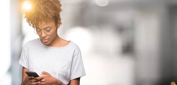 Jeune Femme Afro Américaine Utilisant Smartphone Sur Fond Isolé Avec — Photo