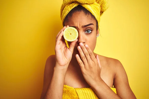 Afro Donna Che Indossa Asciugamano Dopo Doccia Tenendo Fetta Limone — Foto Stock