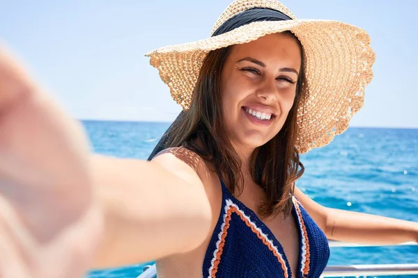 Ung Vacker Kvinna Som Tar Selfie Med Smartphone Ler Glad — Stockfoto