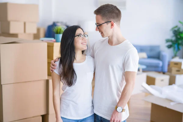 Happy Young Couple Moving New House — Stock Photo, Image