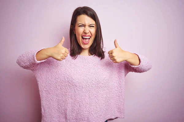 Mujer Morena Hermosa Joven Con Suéter Sobre Rosa Signo Éxito — Foto de Stock